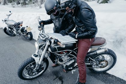 deux motards cherchant leur chemin