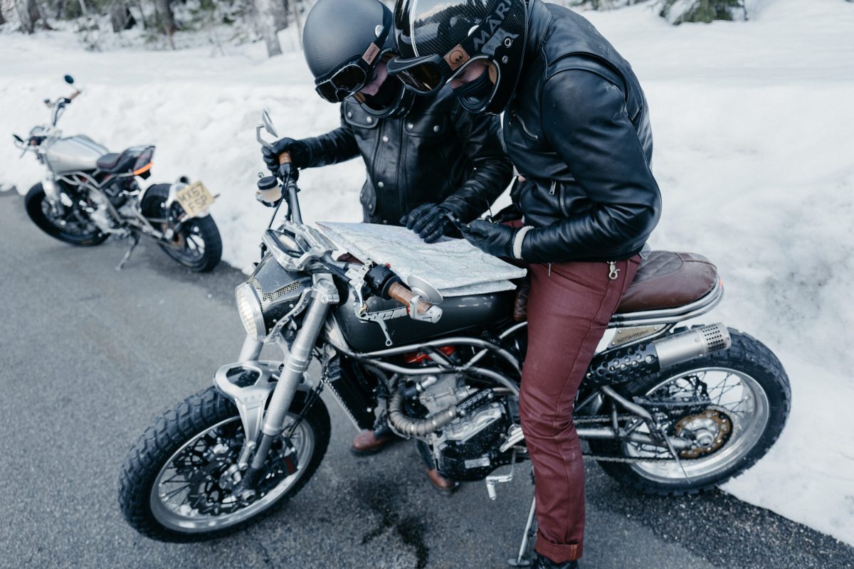 deux motards cherchant leur chemin