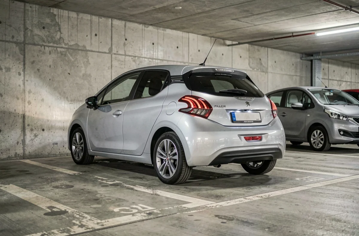 Nouvelle Peugeot 208 photographiée en parking souterrain mettant en valeur ses dimensions compactes face à l'ancienne génération