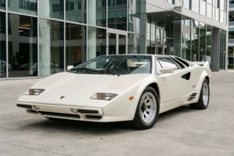 Lamborghini Countach LP400 blanche vue de trois quarts avant dans un cadre urbain contemporain, idéale pour illustrer un article sur l'assurance et la fiscalité des voitures de collection