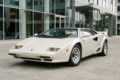 Lamborghini Countach LP400 blanche vue de trois quarts avant dans un cadre urbain contemporain, idéale pour illustrer un article sur l'assurance et la fiscalité des voitures de collection